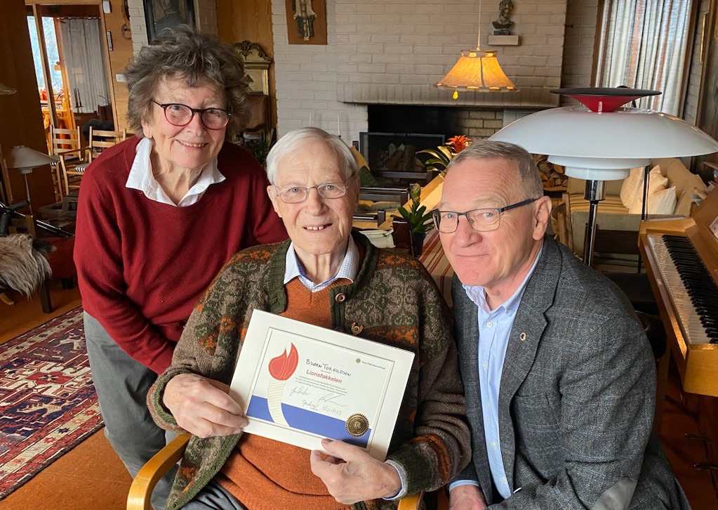 MEDLEMMER HEDRET MED LIONSFAKKELEN